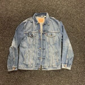 Levi's Men's Light Blue Denim Trucker Jacket